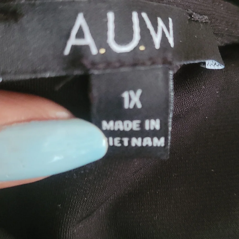 A.U.W black blouse. Gold piece on neckline. Size 1X. - Picture 6 of 10